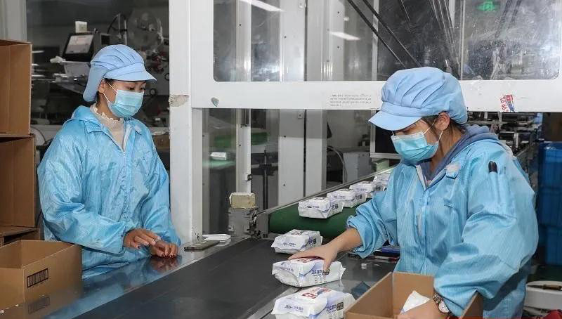 第一批消毒濕巾，唯爾福捐給了紹興文理學院附屬醫院