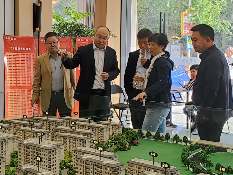 省社黨委委員、監(jiān)事會(huì)主任張悅調(diào)研龍泉美林公館