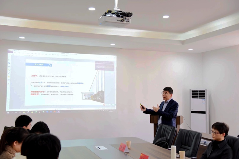 韓新偉出席南京工業(yè)大學(xué)&ldquo;明日獎(jiǎng)學(xué)金&rdquo;頒獎(jiǎng)儀式并給大學(xué)生上課