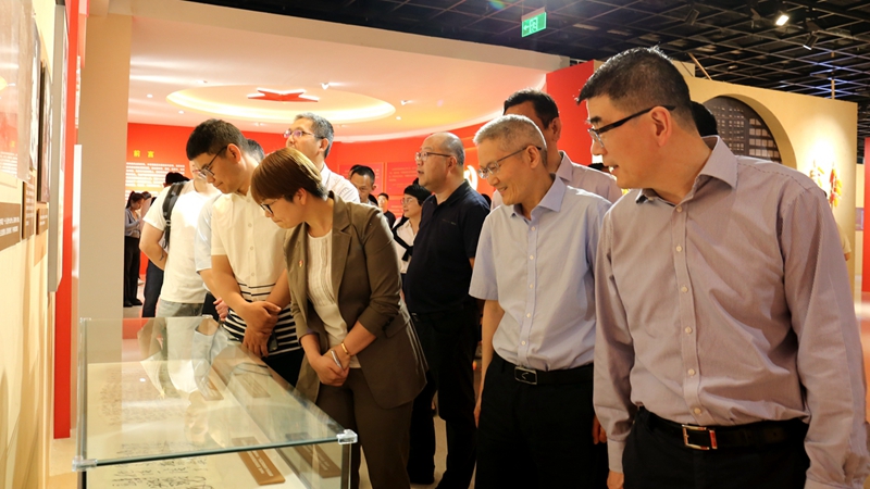 明日控股黨委組織參觀&ldquo;中國共產(chǎn)黨人的家風&rdquo;檔案展