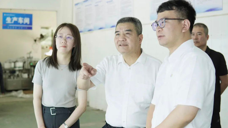 省供銷社黨委委員、監(jiān)事會(huì)主任童日暉到石原金牛生物公司調(diào)研